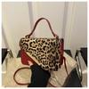 Bolsa de ombro de leopardo estilosa, bolsa de axila simples e moderna, 2025, novo design de nicho, bolsa quadrada pequena, bolsa transversal personalizada