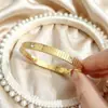 Pulsera de Tornillo Rayada de Venta Caliente a Precio Especial para Mujer, Moda Europea y Americana, Lujo Ligero, Joyería Rayada de Nicho de Gama Alta al por Mayor