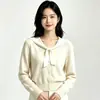 Suéter de punto a rayas estilo universitario con cuello redondo y detalle de chal, una prenda de moda y rejuvenecedora para mujeres en otoño e invierno, versátil, de corte holgado y estilizante.