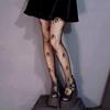 Calcetines de red de pesca con diseño de luna negra de moda para mujer, con letras de flores y enredaderas, sexys, para otoño e invierno, con agujeros en el interior del pie.