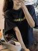 Camiseta Feminina Branca com Letra Pesada Manga Curta 2024 Nova Verão Comprimento Médio Solta Estilo Americano Retrô Top de Algodão