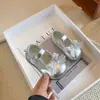 Sapatos Pequenos de Couro Doces para Meninas 2026 Primavera/Outono Novo Estilo Infantil Solado Macio Baixo Prata Versátil Laço Sapatos Individuais para Meninas