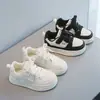 Sapatos brancos novos color block para meninos sola grossa antiderrapante casuais versáteis velcro mágico tênis esportivos simples unissex para meninas