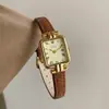 Novo Relógio Quadrado Retrô com Pulseira de Couro, Relógio Feminino de Nicho Simples com Pulseira de Couro, Elegante Relógio Feminino de Luxo Leve Estilo Vintage