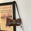 Bolsa retrô de alta qualidade feminina 2026 nova bolsa leve de luxo com pingente versátil para o dia a dia bolsa de axila bolsa com fivela de couro feminina