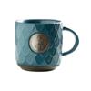Fornecimento de fábrica Xingba estilo relevo caneca padrão de escama de peixe com bronze LOGO copo de cerâmica atacado pode ser definido