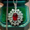 Nuevo Europeo y Americano Lujo Elegante Colgante Diamante Completo Cuadrado T Tono Agitado Celebridad en Vivo en Línea Collar de Compromiso Rubí para Mujer