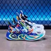 Outono de 2026 Novos Tênis Esportivos Infantis Sapatos com Luzes de Desenho Animado Superfície de Couro Respirável Meninos Antiderrapantes Luminosos Tênis de Corrida