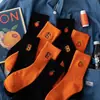 Entra en el Nuevo Estilo de Calcetines de Mujer de Algodón de Alta Calidad, Calcetines Negros y Naranjas Bordados en Naranja, Calcetines de Media Pantorrilla Amarillos B de Dos Tonos para Mujer, Directo del Fabricante