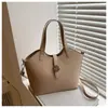 Cesta de Alimentos de Design Vintage de Nicho para Carregar na Mão Novo Estilo 2025 para Mulheres Lenço de Seda Simples para o Dia a Dia Bolsa Grande de Ombro Transversal