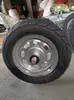 Kit de roda, pneu e eixo para carrinho de mão; pneus de motocicleta antigos convertidos em rodas para carrinhos de mão de canteiro de obras; rodas pneumáticas de alta resistência.