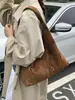 Bolso de hombro cruzado de cuero esmerilado con diseño floral hueco para mujer, nuevo bolso de mano tipo tote de gran capacidad de nicho para el trabajo 2026