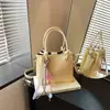 Bolso de mano tejido súper popular y versátil, modelo nuevo 2026, simple y elegante, bandolera cruzada para el día a día, tipo cubo