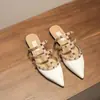 Novedad Estilo Primavera Temprana 2025 Mocasines sin Talón para Mujer con Tachuelas Suela Plana Puntera Cerrada para Usar Mula de Punta con Tira de Una Línea de Charol Tacón Bajo