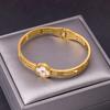 Versión coreana del brazalete de flor de acero de titanio no se decolora negro y blanco corona de fritilaria brazalete de flor de diamante primera generación directo de fábrica lote