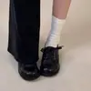 Mocassins de couro com cadarço e bico redondo em estilo vintage para mulheres, apresentando uma estética de faculdade britânica, versáteis para o trajeto diário, com salto grosso