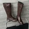 Botas de cavaleiro de cano alto da moda estilo britânico de 4 cm, novo modelo outono e inverno 2026, bico redondo, salto grosso, zíper lateral, botas longas acima do joelho