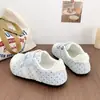 Zapatos planos blancos de lunares con puntera reforzada y cierre de velcro para mujer, nuevo modelo otoño 2026, zapatillas casuales ligeras versátiles para estudiantes