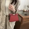 2026 Nuevo Modelo Transfronterizo Nicho Elegante Versátil Doble Cara Cerradura Bolso de Mano Bolso Cruzado Cadena Bolso para Labial Bolso de Alta Calidad para el Trabajo
