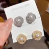 Pendientes de Circonita Micro-incrustada Estilo Lujo Ligero Huecos con Perlas Estilo Celebridad Elegantes Aretes de Flor Moda Sencilla Joyería para la Oreja