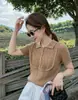 Moda de Hong Kong y Americana/Intrínsecamente Sexy, Tapeta Delantera con Aberturas, Cuello Polo de Ganchillo, Suéter de Punto Acanalado