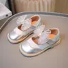 Sapatos pequenos de couro para meninas, nova coleção primavera/outono 2025, design estiloso de laço, sapatos versáteis de princesa, sapatos de couro com sola macia para crianças de tamanho médio e grande
