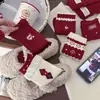 Calcetines Rojos de Año Nuevo para Mujer, Patrón de Copo de Nieve Diamante Retro Puntos, Año del Zodiaco, Festival de Primavera, Sin Costuras, Pelo de Conejo, Puño de Burbuja, Calcetines de Caña Media
