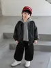 Conjunto de chaqueta de cuero para niño de primavera y otoño, estilo coreano, atuendo de tres piezas a rayas moderno y elegante para niños