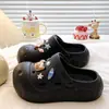 2026 Novos Sapatos de Buraco com Solado Grosso de EVA para Uso ao Ar Livre Verão Doce Versátil Leve Resistente ao Desgaste Chinelos Fechados DIY para Mulheres