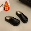 Pantuflas de cuero estilo Birkenstock con suela gruesa y forro de felpa, diseño de punta cerrada, para mujer, adecuadas para usar al aire libre, nuevas botas de nieve de invierno 2026, pantuflas de algodón esponjosas