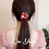 Elástico de Cabelo Pequeno Xadrez Vermelho com Desenho de Urso de Desenho Animado e Flor para Meninas, Cordão de Cabelo para Bebê, Versátil Acessório de Cabelo Estilo Coreano para Rabo de Cavalo Alto