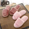Nuevas Zapatillas de Felpa de Otoño para Casa Suelo de Madera Algodón Tira Única Suela Plana Comercio Exterior Estilo Pareja Zapatillas Peludas