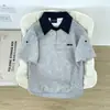Camiseta de Manga Corta con Cuello Polo Empalmado Falso de Dos Piezas para Hombre con Diseño de Color Contrastante, Top Casual Estilo Universitario Americano de Media Manga