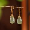 Pendientes elegantes de gota de agua de jade hetiano chapados en oro de plata esterlina S925 de Yilu, pendientes blancos a juego.
