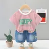 Estilo Novo de Verão para Bebês Meninos Crianças Traje Casual Esportivo Listrado com Letras Manga Curta Traje de Duas Peças