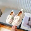 Sapatos de Couro com Laço para Meninas 2026 Primavera Novo Sapatos de Princesa com Solado Macio Sapatos Baixos de Estilo Britânico para Crianças Maiores Moda