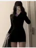 Vestido de punto negro con cuello en V ajustado para mujer, perfecto para llevar debajo de un abrigo en otoño e invierno, corte ceñido y extremadamente elegante, un gran vestido corto básico para el invierno