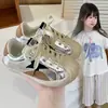 Tênis versáteis para meninos com sola macia, tênis de treino retrô infantis de outono, novos tênis esportivos casuais com padrão de estrelas, estilo baixo para meninas