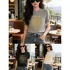 Camiseta de Punto Exquisita con Letras Redondas Estilo Old Money Gris para Mujer Primavera 2026 Nueva Suave y Versátil Talla Extra