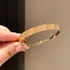 Sombra Dorada Luz Fluida~Estilo Lujo Ligero Pulsera Plegada Oval de Circonita Chapada en Oro Real de 18K Joyería de Mano Versátil de Gama Alta para Mujeres