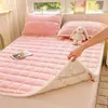 Conjunto Novo de Inverno com Saia de Cama Acolchoada de Lã Teddy Peça Única Protetor de Colchão Cor Sólida Espessado Quente Cobertura de Cama