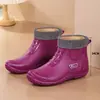 Botas de chuva femininas da moda, perfeitas para uso no trabalho e na cozinha, apresentando sola antiderrapante, material ultrassuave, design de corte baixo e propriedades resistentes a odores. Estas são galochas de chuva para adultos femininas, também adequadas como sapatos casuais.