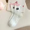 Meias de Novo Estilo Primavera e Outono, Versão Coreana Meias de Cano Médio Femininas com Jacquard de Desenho Animado de Urso, Meias Femininas Casuais Esportivas com Fio Pontilhado, Meias de Algodão Poliéster