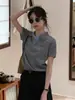Top de Punto para Mujer Estilo Coreano Gris Falso Dos Piezas Cuello Polo Manga Corta, Nuevo Modelo Delgado Verano 2026