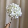 [Material de flor blanca] Arreglo floral de hortensia, rosa, flor de pasto escarchado con decoración de material de hoja de niebla de techo de pasto, flor de simulación para boda