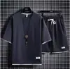Dropshipping transfronterizo de trajes deportivos casuales de punto gofrado para hombre, al por mayor en stock, estilo Hong Kong holgado de dos piezas falsas con pantalones cortos de manga corta