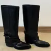 As mesmas botas que as usadas pelo personagem da série de TV "A Casa das Estações": botas de salto baixo, de cano longo, um estilo popular de inverno, e botas de montaria de cano alto