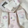 Meias de cano médio espessas, quentes, macias e amigáveis à pele para outono e inverno; meias de desenho animado fofas, adequadas para usar em casa e para dormir; meias femininas de cano médio para o inverno