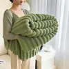 Manta a Rayas, Manta para Siesta en el Sofá, Manta para Siesta en la Oficina, Manta para Hogar con Aire Acondicionado, Manta Decorativa de Coral Fleece con Pelo de Conejo