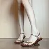 Primer Encuentro con las Nuevas Sandalias de Mujer para la Temporada de Verano 2026, Combinadas con un Vestido, Presentando un Estilo Vintage con Tira Única Dorada y Tacón de Cuña Alto